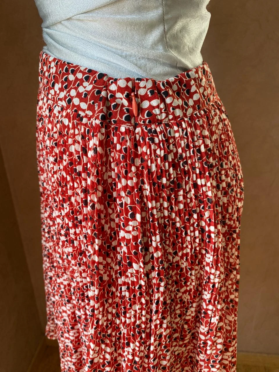 Bonobo pleated skirt size 36 – Red with graphic print, fluid and elegant – photo 5